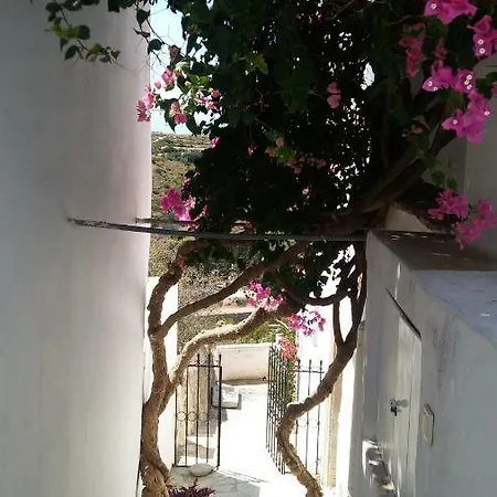 The Large Bougainvillea House Lägenhet Kýthira